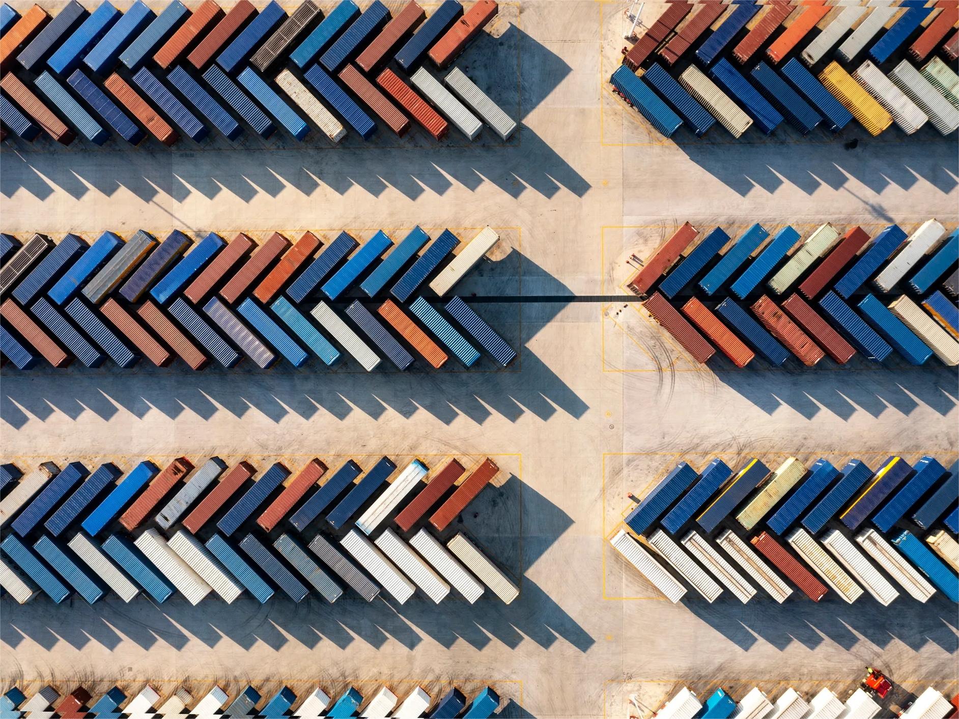Detailed comparison of sea and air freight for bulk shipments